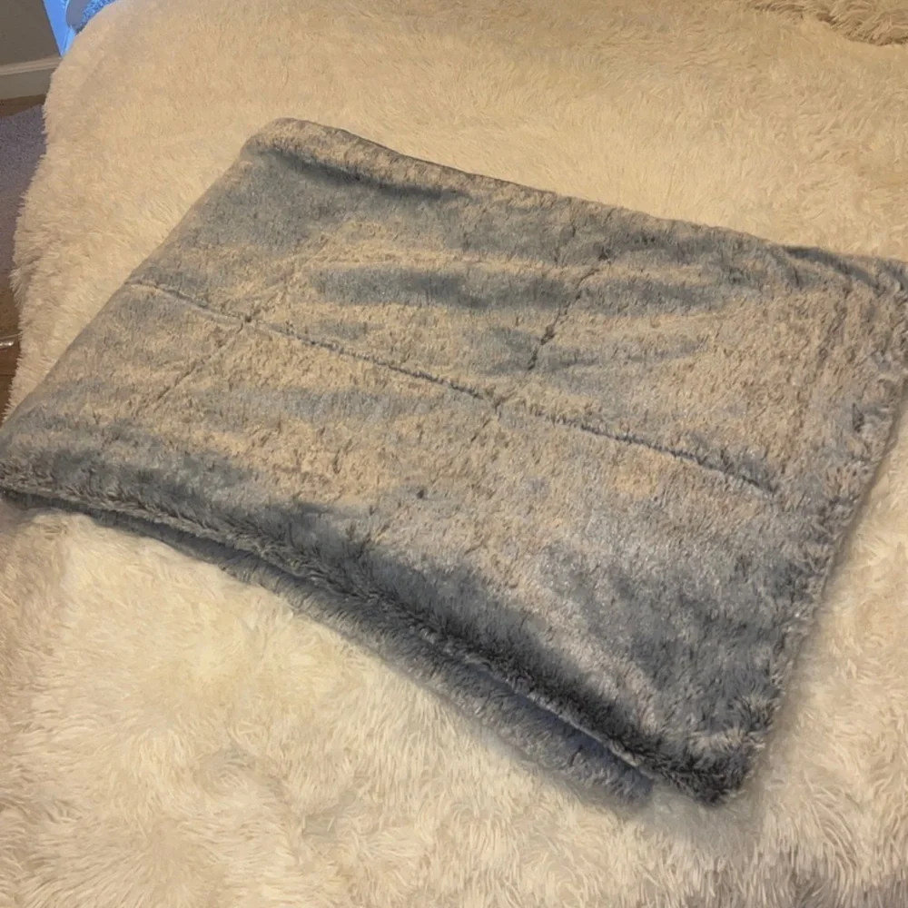 Faux fur blue throw blanket